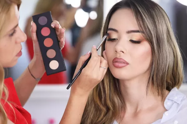 Imagine Demonstraţii make-up ale profesoarelor